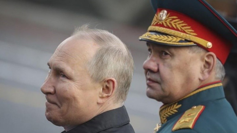 El presidente ruso y su ministro Serguei Shoigu.