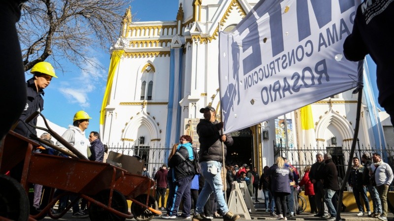 La marcha de organizaciones sociales pasando por la iglesia San Cayetano este domingo por la mañana. 