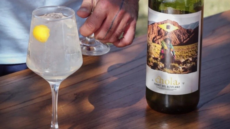 Lanzan un fernet transparente que desafía a la bebida de culto argentina.
