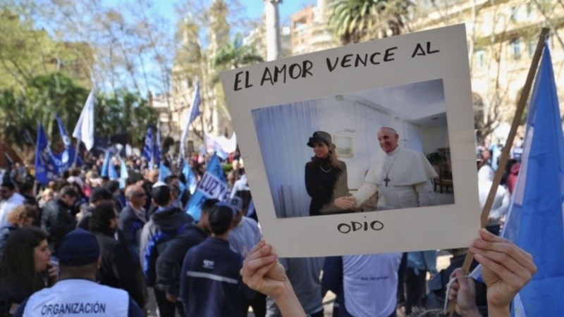 La movilización en Rosario para repudiar el intento de magnicidio contra Cristina Kirchner. (Alan Monzón / Rosario3)