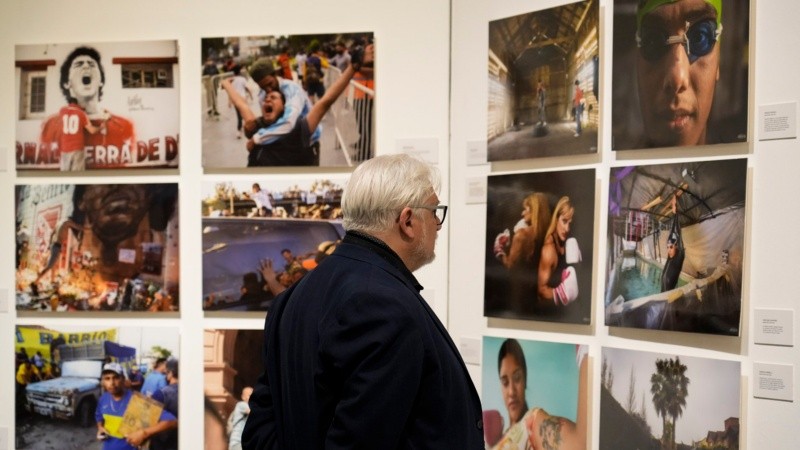 Unas 350 fotografías pueden ser vistas en la muestra anual de fotoperiodismo que inauguró este miércoles por la noche.