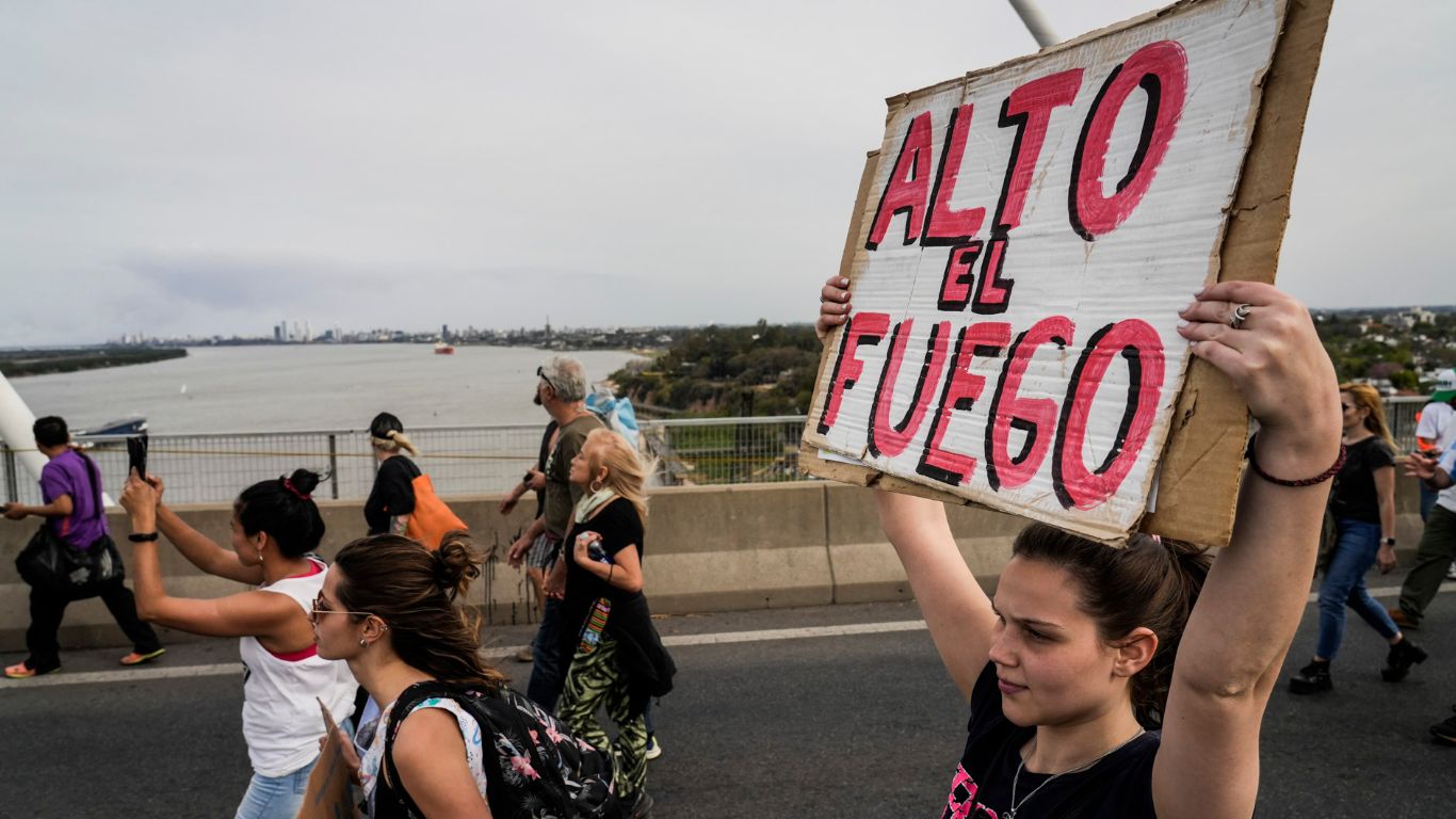 El puente y el humo: crónica de la marcha medioambiental más importante de Rosario