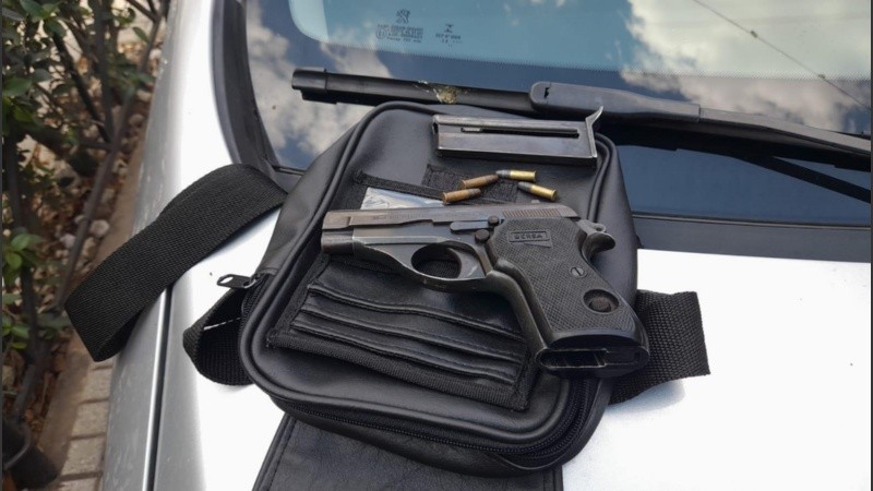 El arma de fuego encontrada en el vehículo desde donde salió el disparo.