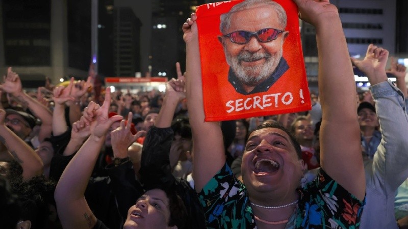 Simpatizantes del PT celebran en San Pablo cuando Lula pasó al frente en el conteo.