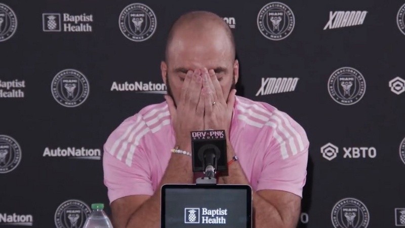 Pipita, quebrado por la emoción al anunciar su retiro del fútbol