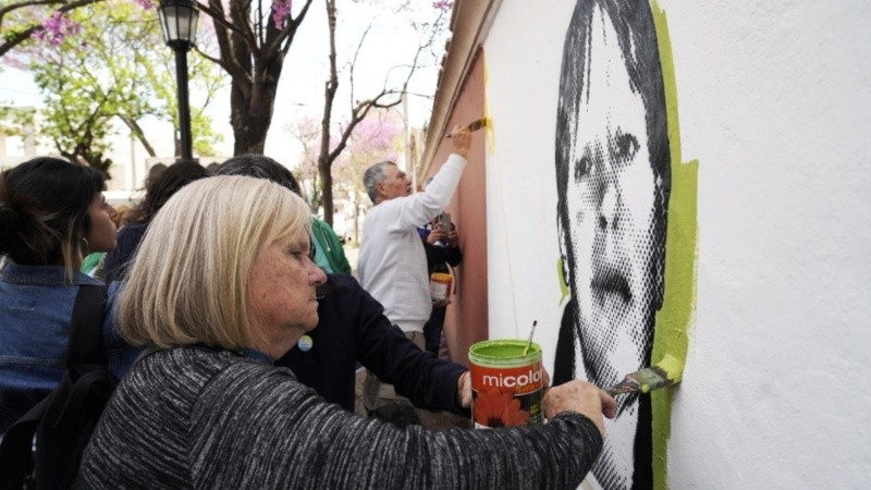 Alicia y Alberto Perassi pintaron un mural para recordar a su hija. 