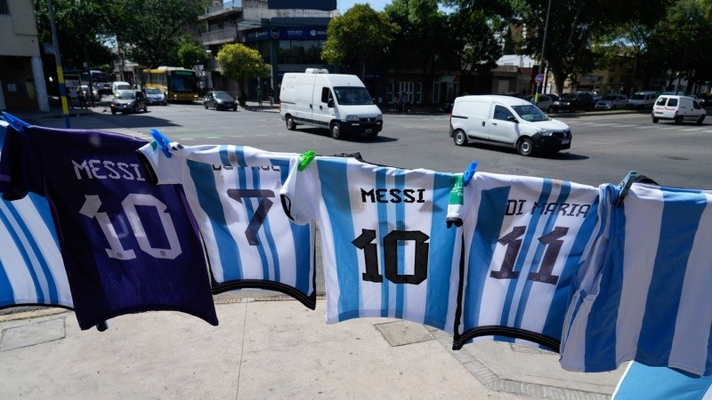 Camisetas de Messi y Di María entre las más vendidas. 