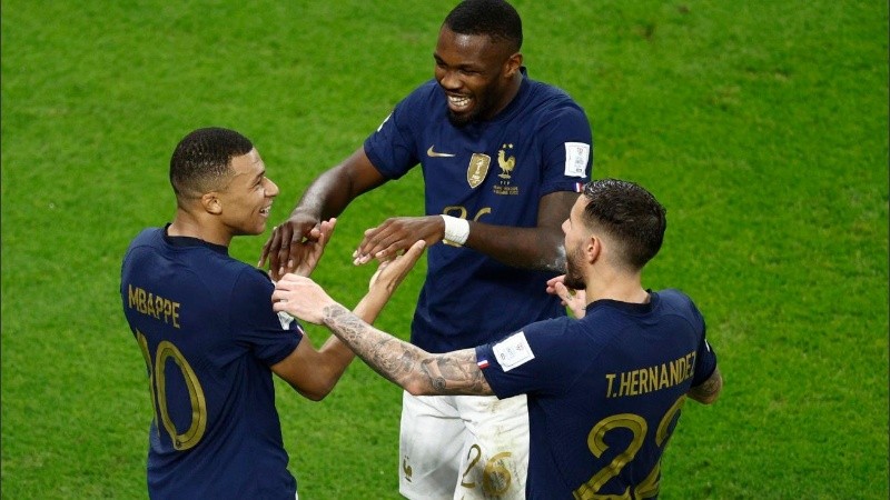 Kylian Mbappe celebra sus goles y el pase a cuartos de final de Francia en el Mundial de Qatar 2022.