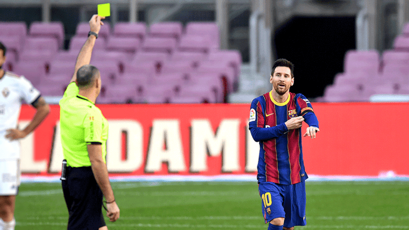 Lahoz fue el árbitro que amonestó a Messi por mostrar la camiseta de Newell's en homenaje a Maradona.