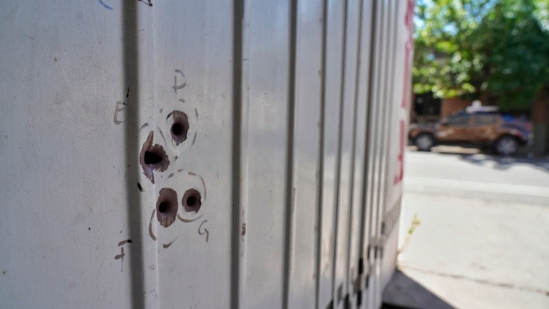 Los tiros que atravesaron el portón del taller de barrio República de la sexta.