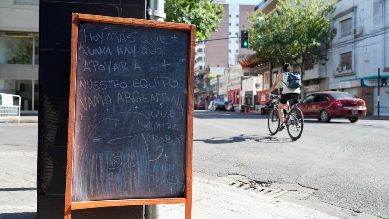 Un cartel de un bar del barrio Abasto en apoyo a la Selección Argentina. 