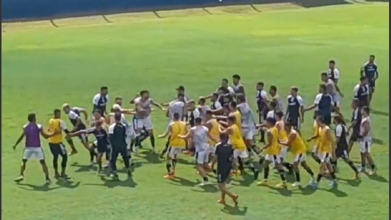 Jugadores de Quilmes y Chacarita se pelearon a las trompadas en un encuentro amistoso.