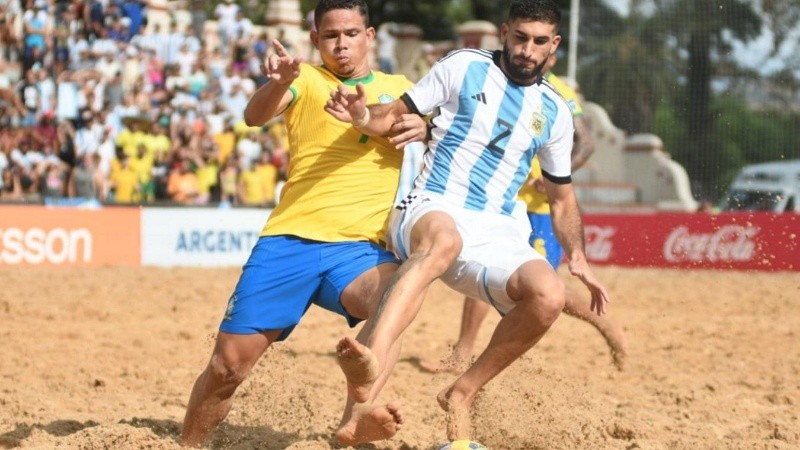 La selección argentina de fútbol playa no pudo con la supremacía de su par de Brasil.