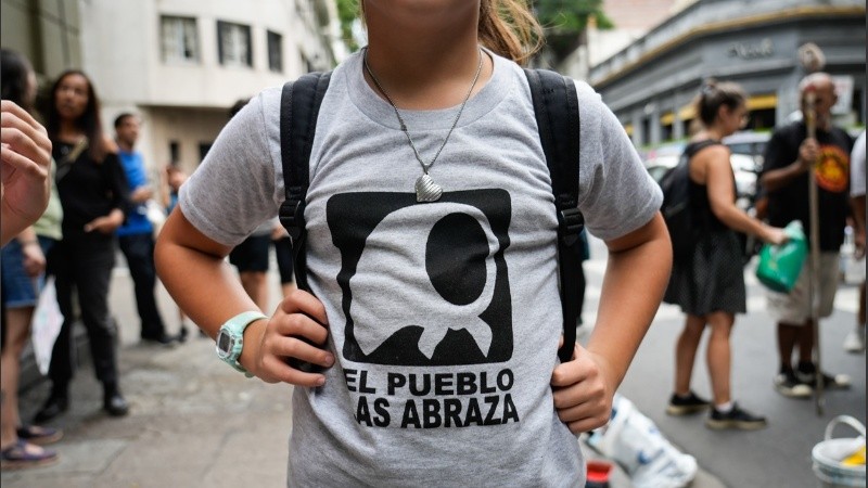 “Madres de las plaza, el pueblo las abraza”, el canto que acompañó la marcha de hoy. 