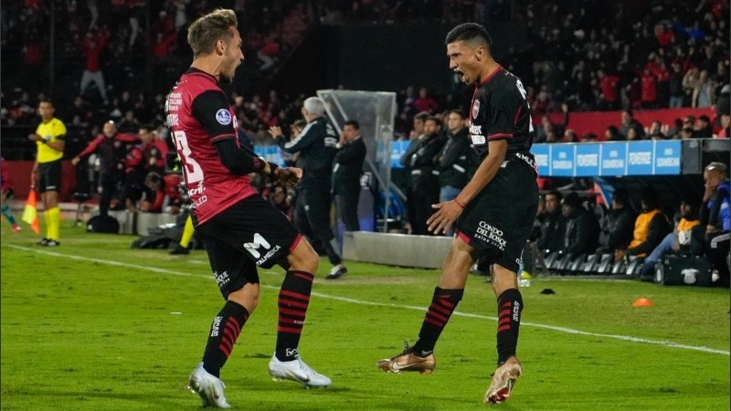 Gómez y Martino celebran el gol del volante que le dio la victoria a Newell's sobre Santos, el martes pasado.