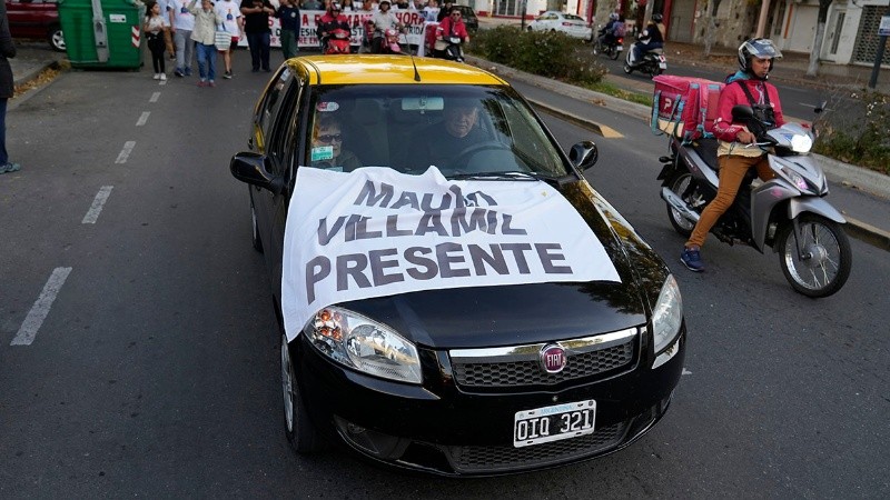 Taxistas y cadetes apoyaron la marcha de familiares y amigos de Mauro Villamil. 
