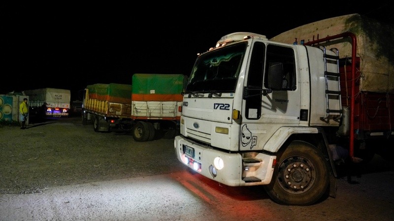 Bronca de los camioneros que esperan descargar en el puerto de Rosario