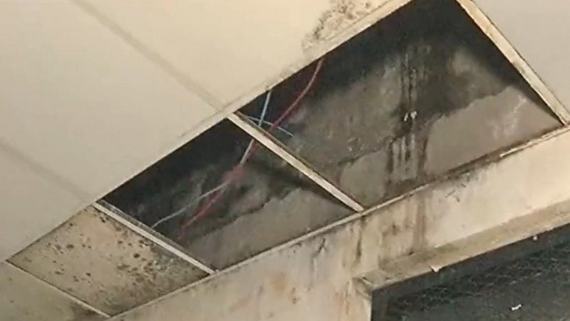 Una de las partes del techo del hospital Gamen, que se encuentra con importantes daños.