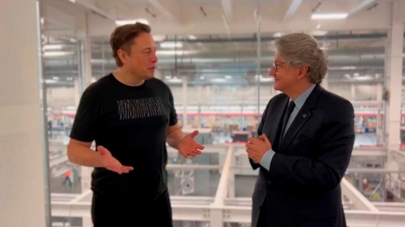 Elon Musk junto a Thierry Breton antes de la salida de Twitter del acuerdo voluntario contra la desinformación