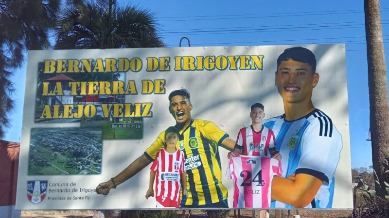 El cartel muestra al joven jugador con las camisetas del club donde se inició, de Unión Deportiva y Cultural, de Central y de la Selección. 