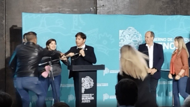 Mal momento para el gobernador de Buenos Aires: gritos, reclamos y aplausos