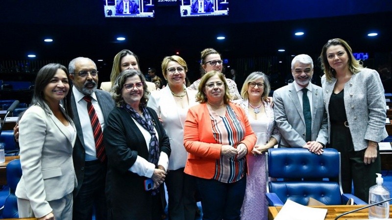 La Ministra de la Mujer de Brasil, Cida Gonçalves, junto a representantes de la bancada de mujeres en el Congreso.