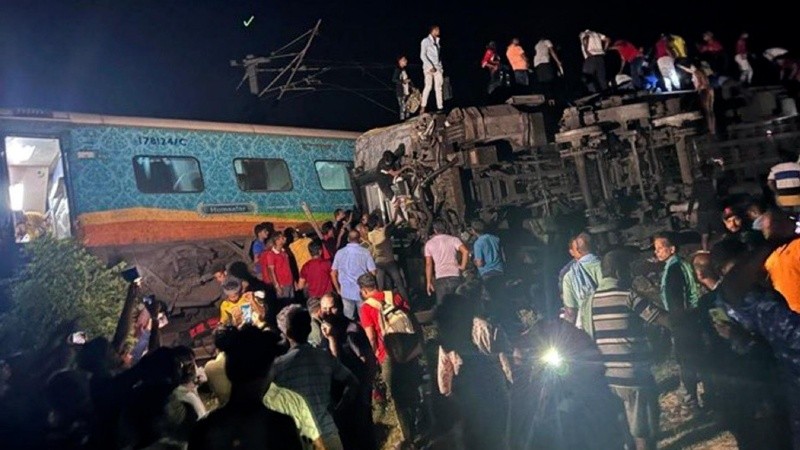 Rescatistas trabajan en el lugar donde descarriló un tren de pasajeros en el distrito de Balasore, en el estado indio de Odisha, este viernes..