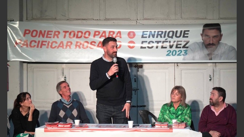 El precandidato a intendente presentó 12 propuestas para los 12 barrios más violentos de Rosario.