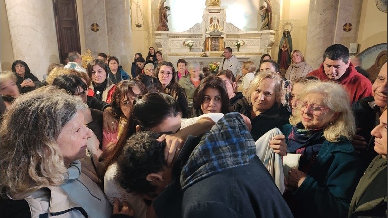 Leda bendice a un joven en la catedral de Rosario. 