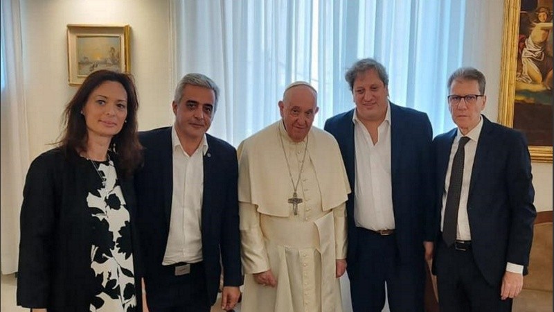El rector de la UNR Franco Bartolacci visitó al papa Francisco junto a una comitiva.