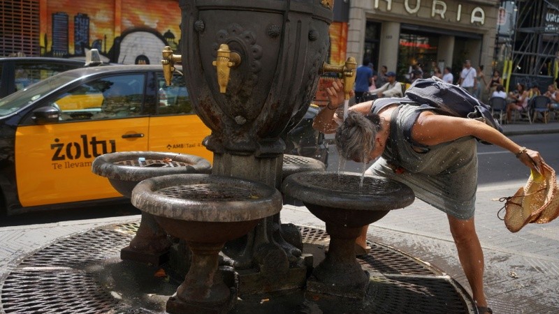 En Barcelona, la gente usa las fuentes públicas para refrescarse.