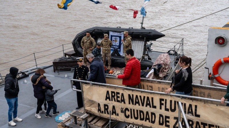 Tres buques de la Armada Argentina pasaron por la costa central de Rosario y fueron visitados por el público.