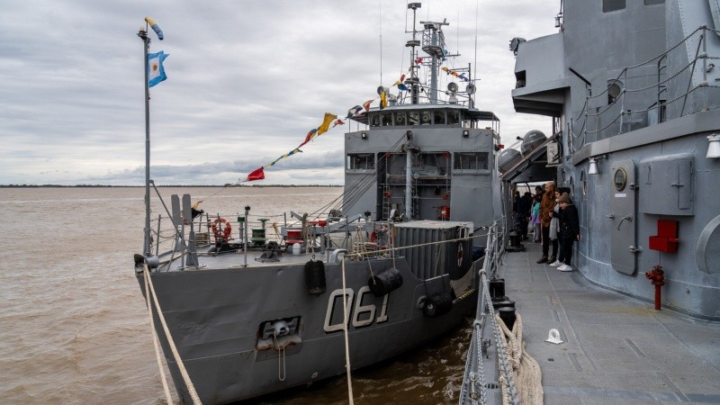 Tres buques de la Armada Argentina pasaron por la costa central de Rosario y fueron visitados por el público.