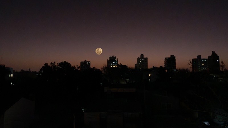La ciudad iluminada por la superluna de agosto.