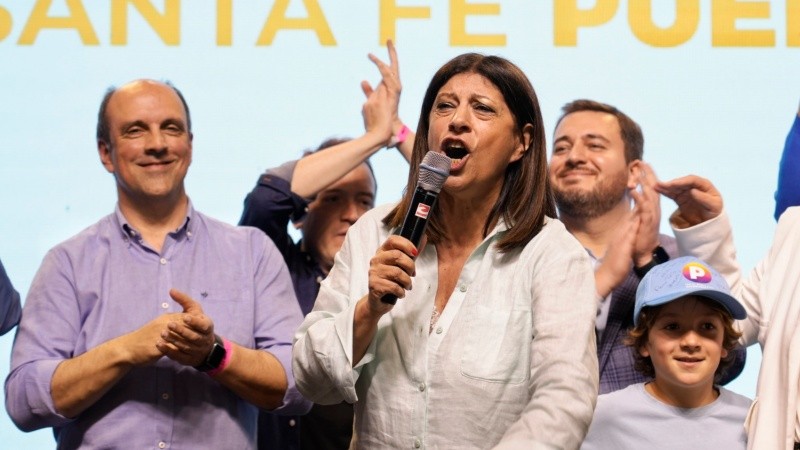 Clra García canta su victoria en Diputados, en el escenario ganador de este domingo