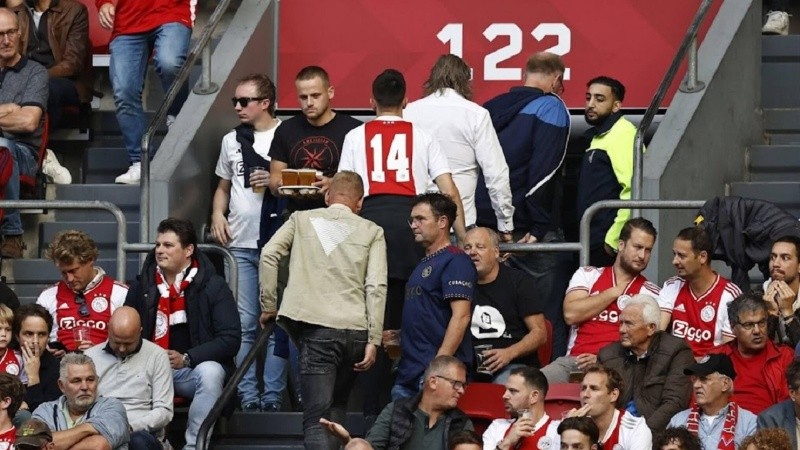 Cuando su equipo caía por 2 a 0, muchos hinchas del Ajax comenzaran a abandonar las tribunas desilusionados.