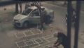 Video: motochorros le reventaron la ventanilla del auto y en un segundo le robaron un bolso con dinero