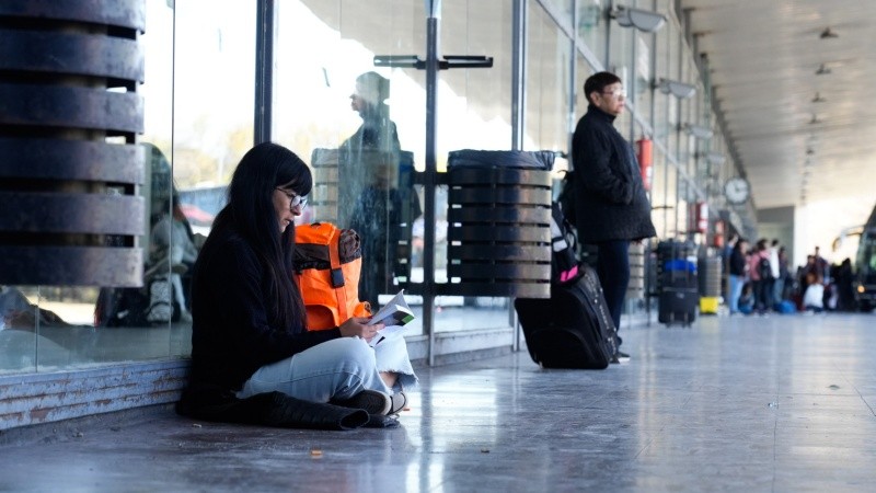 Una mujer durante la espera de su colectivo en la Terminal este viernes por la mañana.