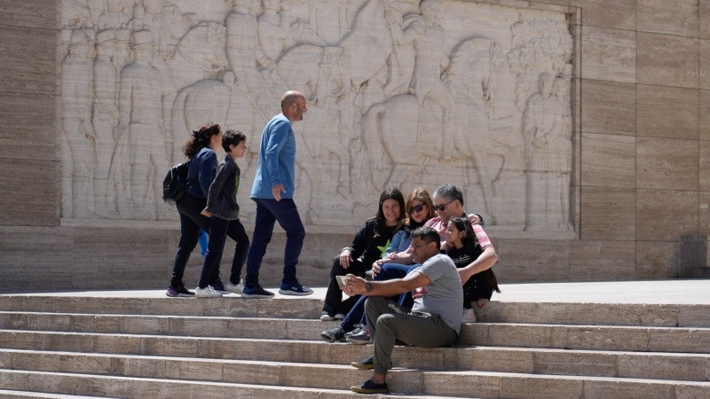 Turistas en el Monumento disfrutando de un día radiante.