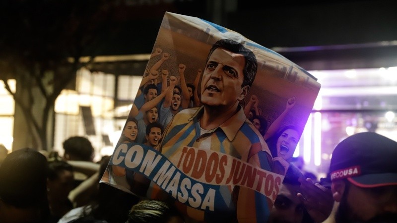 Un cartel de Massa en las calles de Rosario