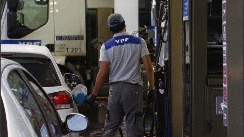 Nafta y gasoil más caros desde este lunes en Argentina.