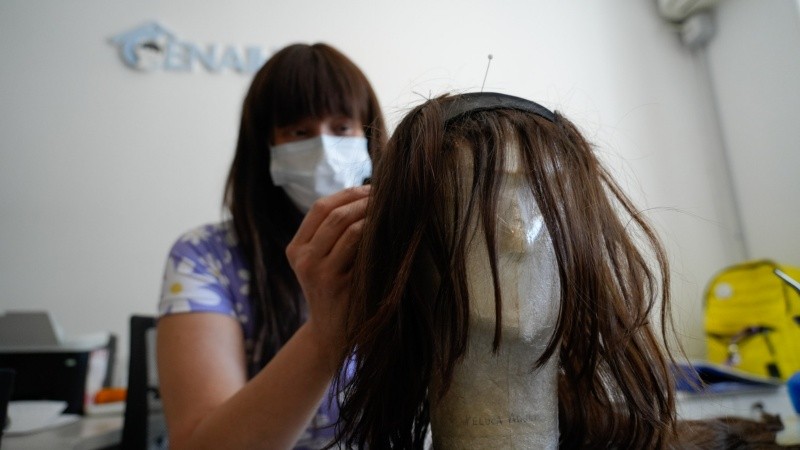 Así es el trabajo solidario para confeccionar pelucas para pacientes oncológicos.