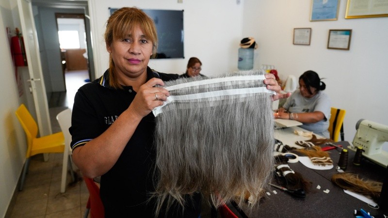 Así es el trabajo solidario para confeccionar pelucas para pacientes oncológicos.