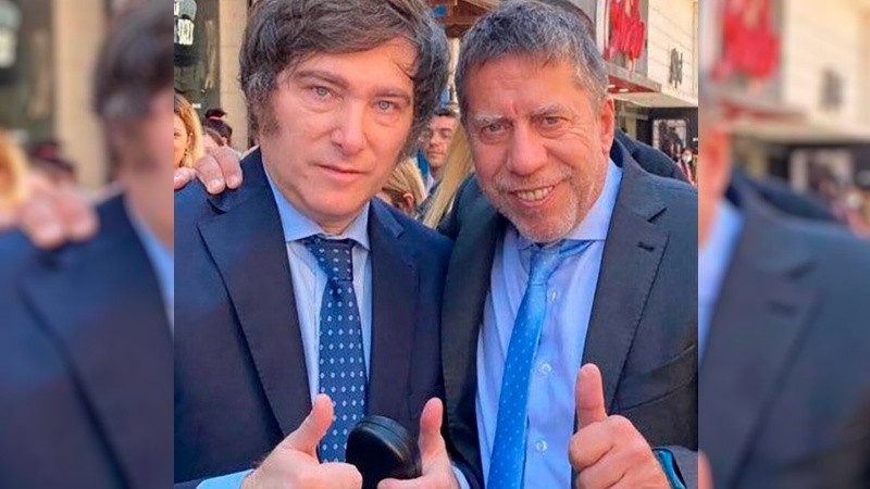 Ricardo Bussi y Javier Milei durante un recorrido de campaña de La Libertad Avanza.