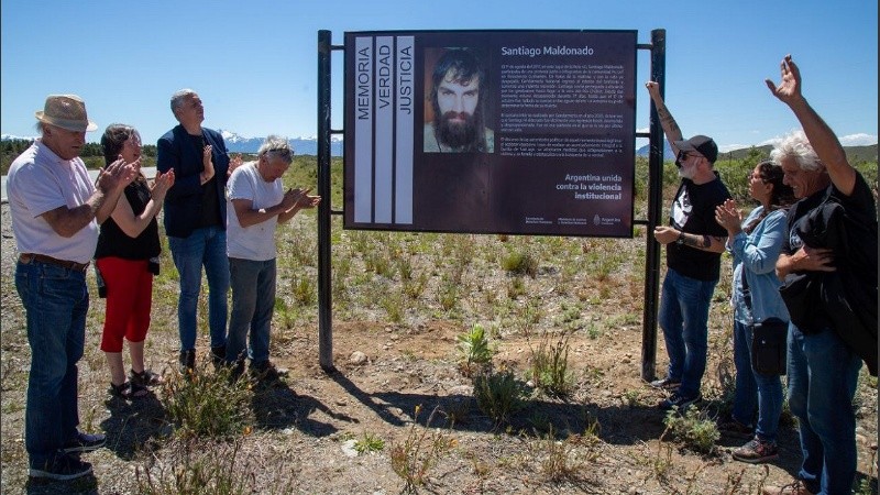 El momento en que fue descubierto el cartel en memoria de Santiago Maldonado, junto a la ruta 40, donde fue visto por última vez.