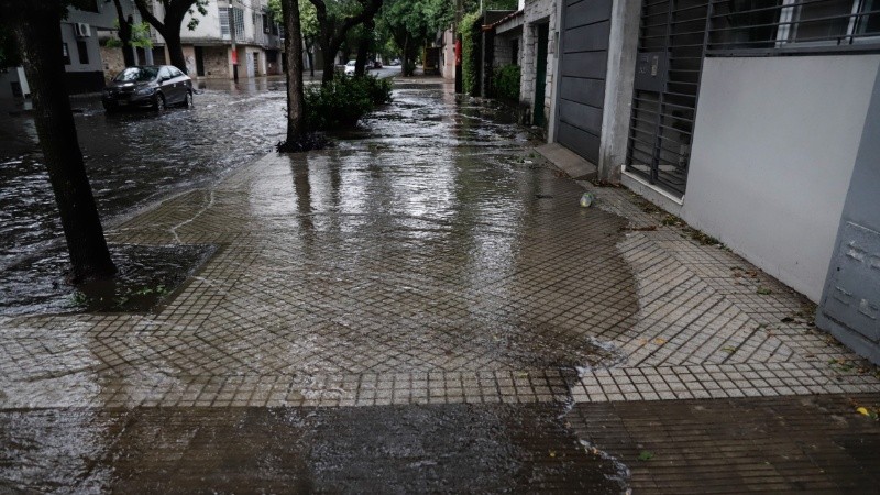 La lluvia dejó varias zonas anegadas en la ciudad.