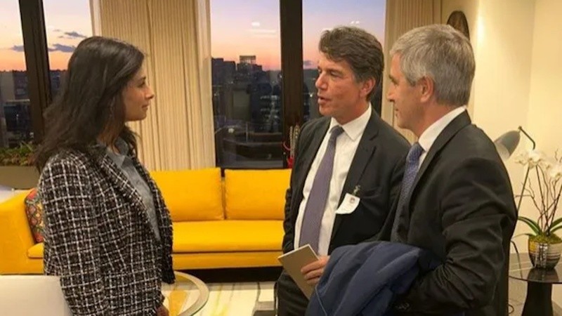 La subdirectora gerenta del FMI, Gita Gopinath, con Nicolás Posse y Luis Caputo.
