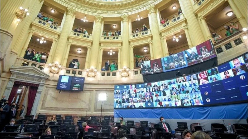En la madrugada del miércoles 30 de diciembre de 2020, el Senado de la Nación convirtió en ley el aborto legal y gratuito en la Argentina.
