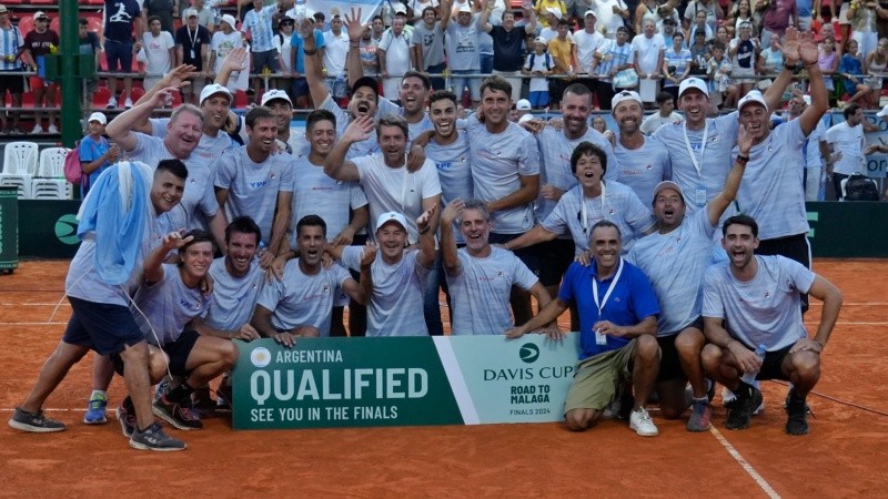 La foto final de todo el equipo festejando el triunfo en el polvo de ladrillo de Rosario