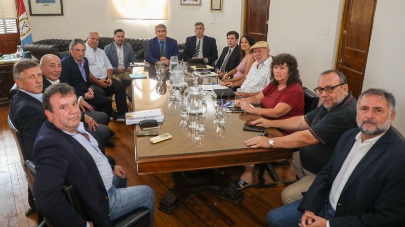 La foto de la reunión del gobierno con los gremios este lunes en Santa Fe